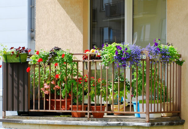 Ötletek a balkon és terasz virágdíszítésére